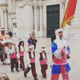 Marche des Rois 👑 Aix-en-Provence 

Today we had our baptism in another Provençal tradition, the 'Marche des Rois'. Three kings, goats, a camel that refused to go any further (aaaaaw!) and lots of enthousiastic people dressed in traditional clothes. Kids and hub got enough of it after the dancing on the Cours Mirabeau 😅, but I was again very happy to see French people being so fond of their 'histoire'. 

#epiphanie #troisrois #threekingsday #dimancheenfamille #marchedesrois #aixmaville #aixwithkids #provencewithkids #provence #traditionfrancaise #traditionfrancaise @aix_et_son_histoire